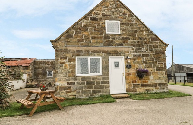 FOXHUNTER COTTAGE, family friendly in Hawsker