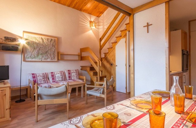 Spacious duplex in the heart of the resort, near the gondola, balcony, ski locker