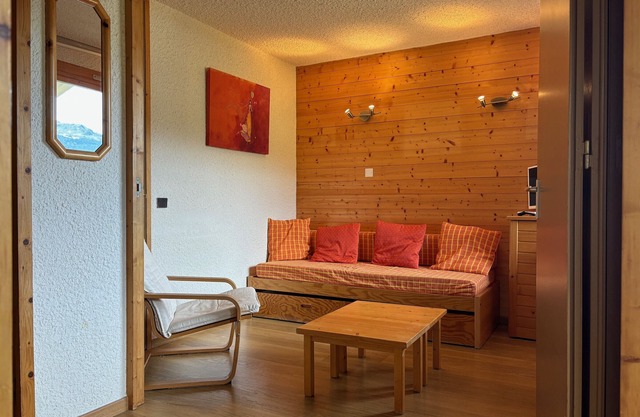 3-room duplex with loft, 6 people, ski-in/out, close to amenities