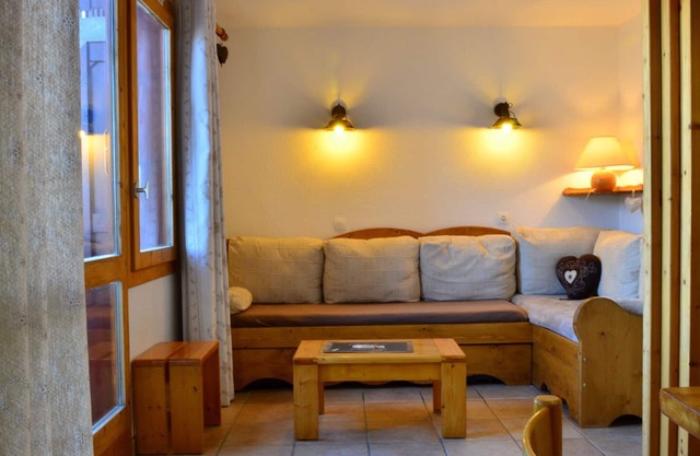 Renovated duplex for 8, 3 min to slopes, balcony and free parking