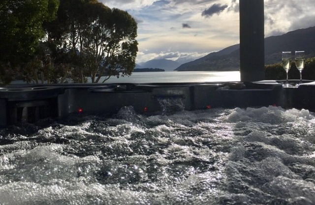Frankton HOT TUB! - Location is Everything!