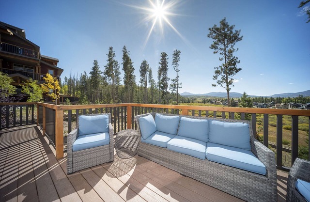 Fraser valley condo near slopes w/deck & BBQ