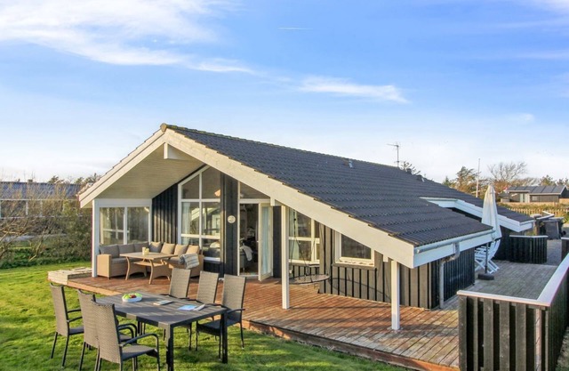 "Freda" - 400m from the sea by Interhome