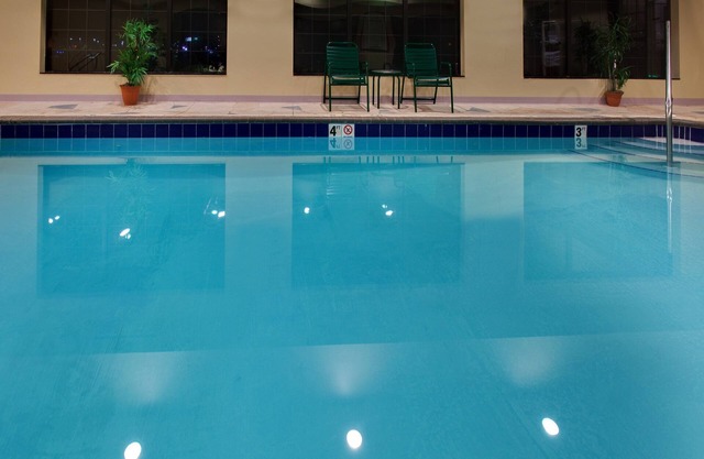 Free Breakfast, Free Wi-Fi, Indoor Pool + Hot Tub | Comfy Suite