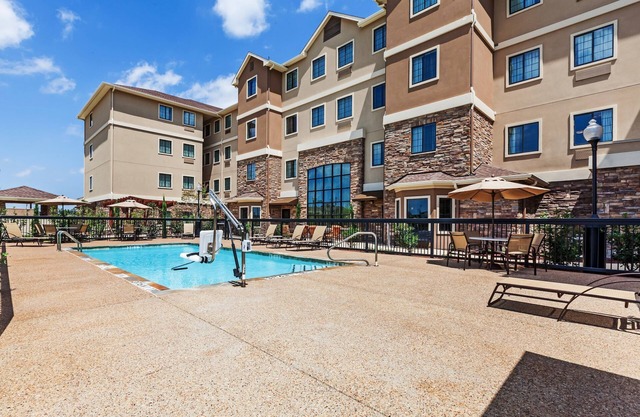 Free Breakfast. Outdoor Pool. King Suite Close to the Convention Center