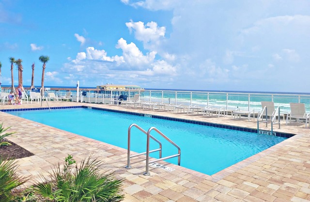 FREE DAILY ACTIVITIES-Luxury Oceanfront Unit-TVs in ALL Bdrms-PS4-WiFi-Baby Items-Onsite EV Charging