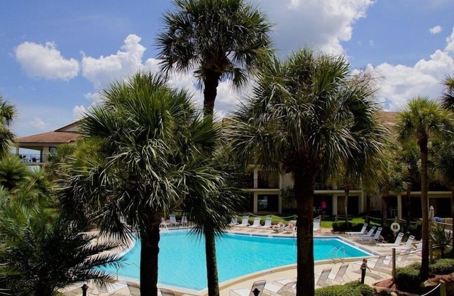 FREE FUN DAILY with this homey unit bathed with southern exposure, perfect for beach vacation!