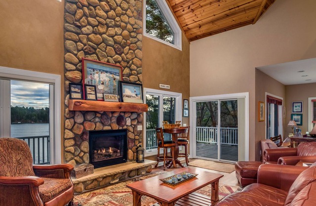 Free nite w/wknd offseason lakehome cottage Lg Sandy Beach fireplace pier boatss