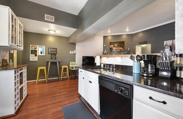 Free Parking★Cute Outdoor Deck★Overlooks Park!