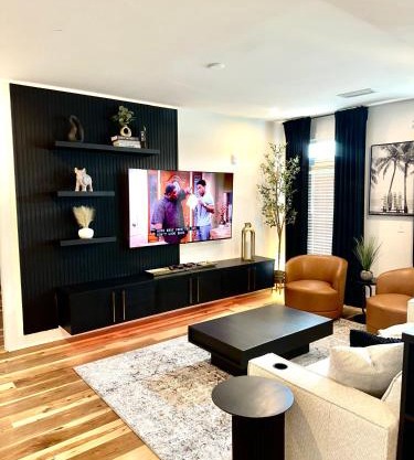 Free Parking, King Bed, 75 inch TV, and Luxury Stay