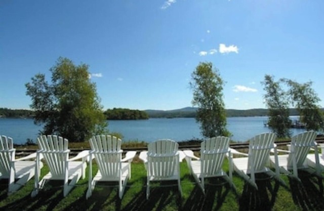 Free standing condo in gorgeous lakefront community with short walk to beach