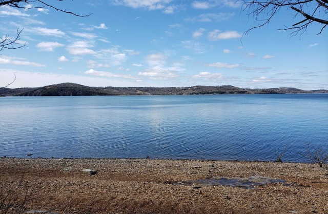 FREE TIC. (SDC) Beach Front-Table Rock Lake. Marina & Pool 1 Block Away. Bring your beach chair!