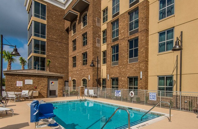 Free Wi-Fi + Free Breakfast Buffet + Outdoor Pool | Great Location!