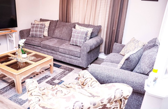 Free Wi-Fi getaway home with secondary suite 10 guests