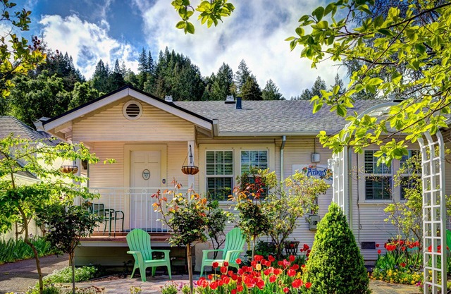 Free wifi & free parking. Charming In-Town Cottage In California Wine Country