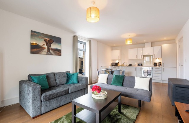 FREE WIFI & NETFLIX, 8 MINUTE WALK TO ELIZABETH LINE & 15 MIN DRIVE TO HEATHROW