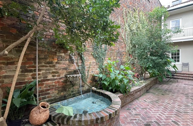 French Quarter Private Courtyard House -AC, wifi + free Athletic Club membership