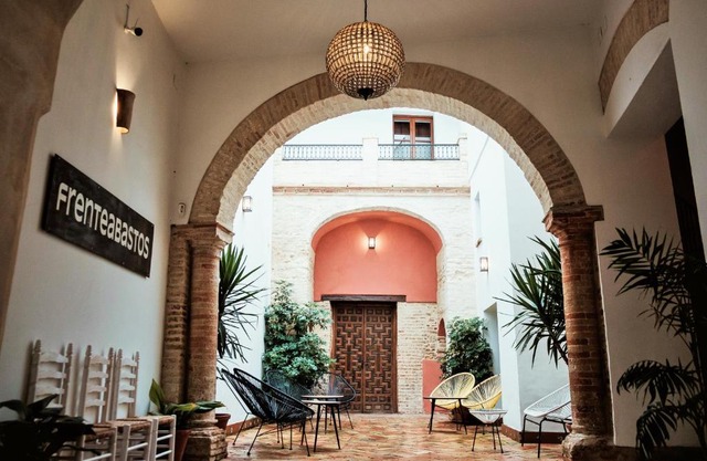 FRENTEABASTOS Suites Cafe Hostal & Apartments