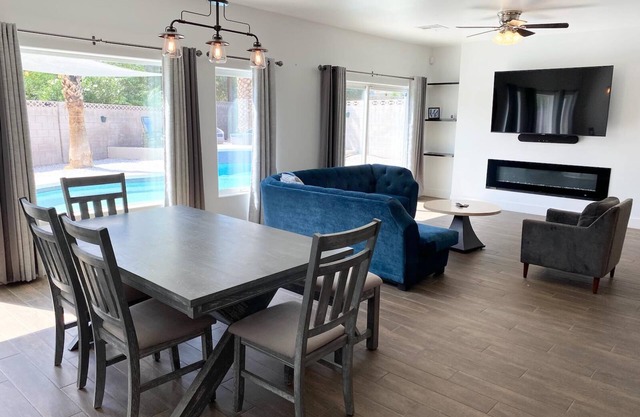 Fresh 4 bedroom pool jacuzzi close to the Strip