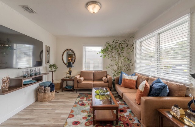 Fresh and Bright Newly Remodeled House near everything Fun!