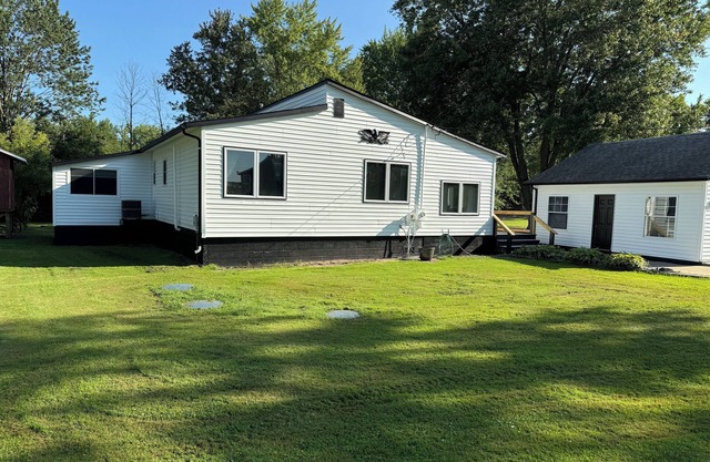 Freshly Remodeled - 3 BR Home near Thornapple Lake public boat launch