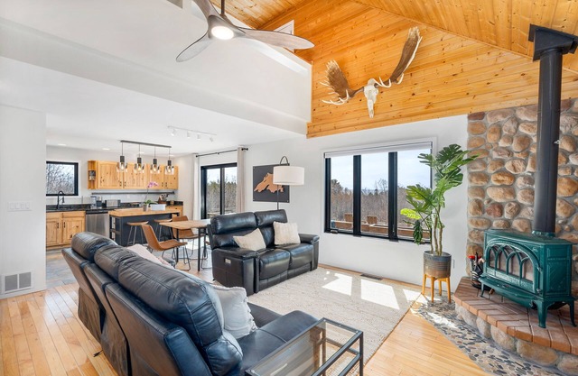 Freshly Remodeled Cabin w/stunning Lake Views