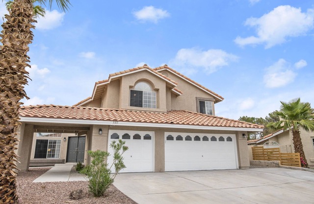 Freshly Renovated 5-Bedroom with BBQ Grill Home