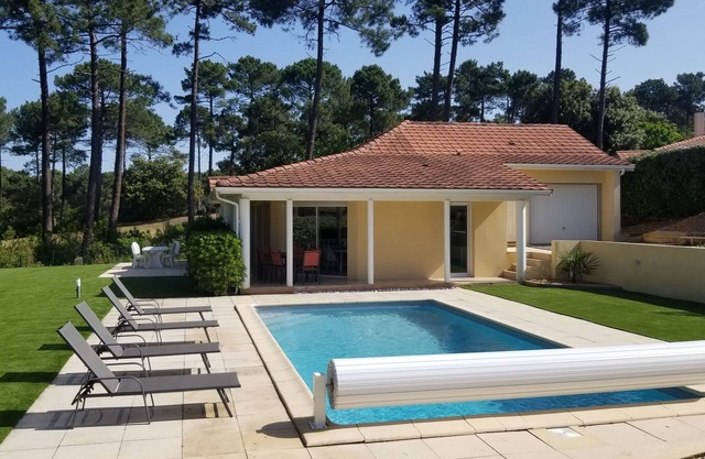 Freshly renovated gem! Villa 2 bedrooms private heated pool golf