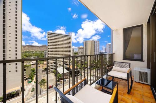 Freshly Updated Condo in Waikiki with Free Parking