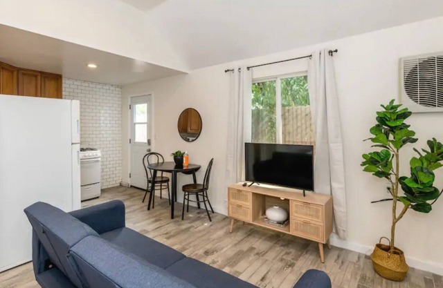 Fresno Studio|2 Miles to Airport|Laundry Included!