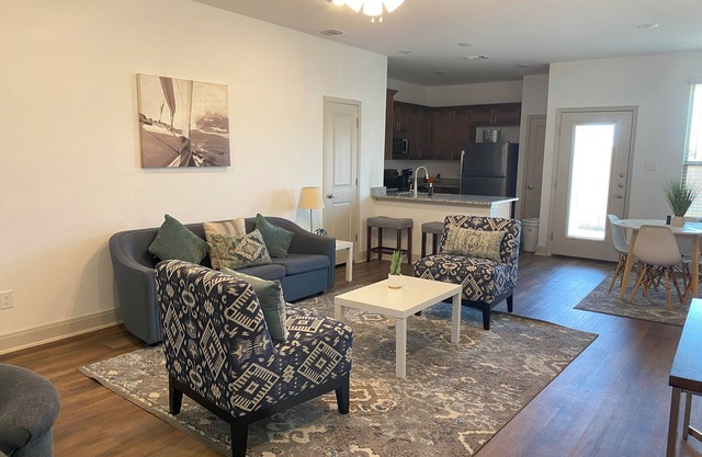 Friendly 3-bedroom townhome in NW San Antonio near Sea World and Fiesta Texas!