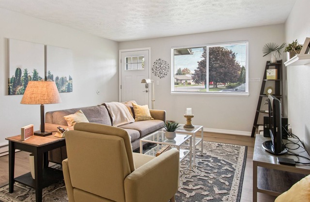 Friendly home near shopping w/ enclosed yard & free WiFi