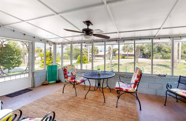 Friendly Home with High-Speed WiFi, Central AC, Firepit, and Outdoor Shower