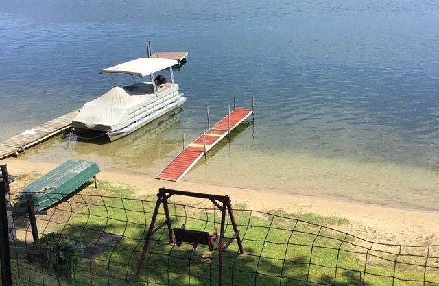 Friendly lakefront cottage