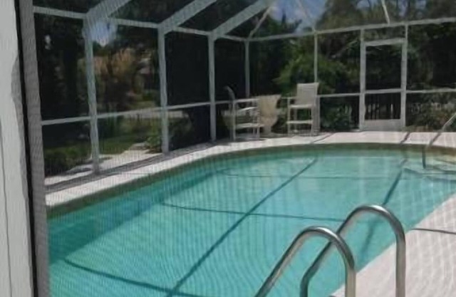 Friendly Quiet Neighborhood, Solar Heated Pool & just 5 minutes to Bonita Beach