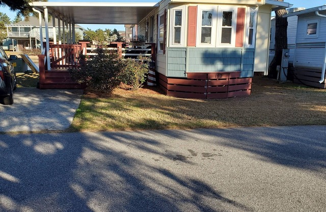Friendly, welcoming and comfortable cottage w/large private deck on the water