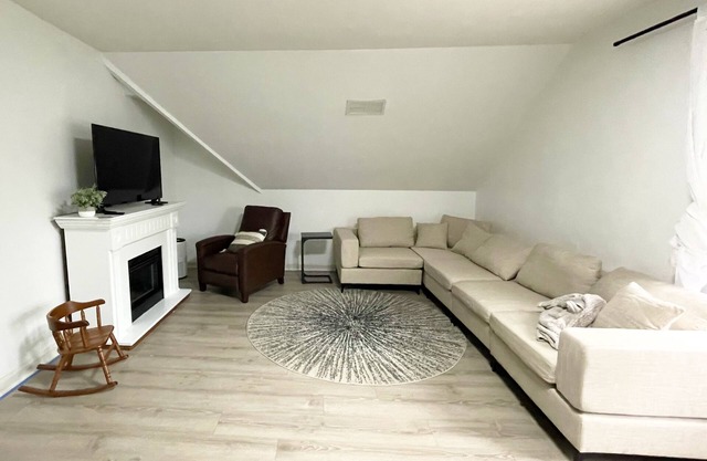 Friends & Family Escape: Charming Duplex with Plenty of Space!