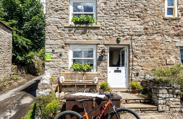 Frog House - Two Bedroom House, Sleeps 4