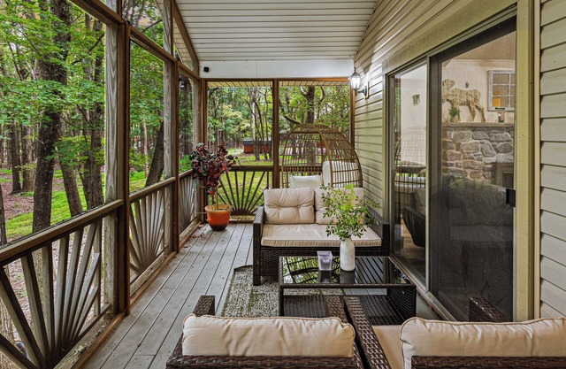Frolic on Fern by AvantStay | Enclosed Deck w/Forest Views, Bar