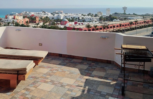 from 1 week: - 35% discount private roof terrace sea view pool free WiFi central