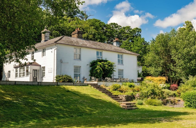 FRON DDERW, pet friendly, character holiday cottage in Bala