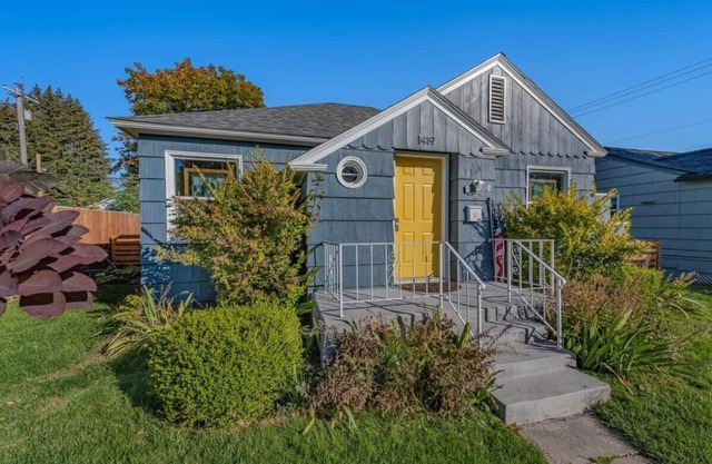 Front Ave Charmer - Blocks from Sanders Beach