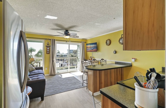 Front beach Isle of Palms sea cabin! Beach views, excellent location, well kept.