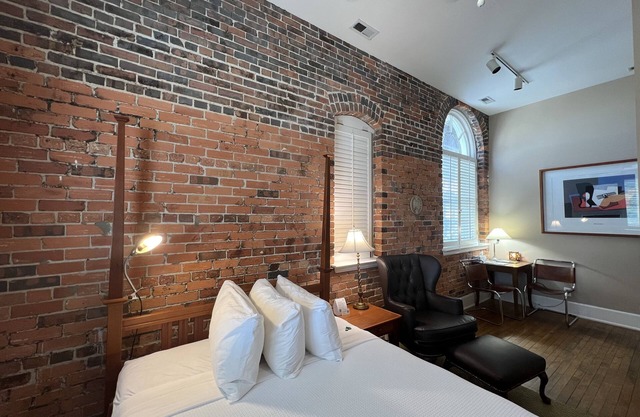 Front Street Inn