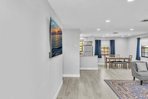 Front unit A Charming 2 Bedroom las Olas apt