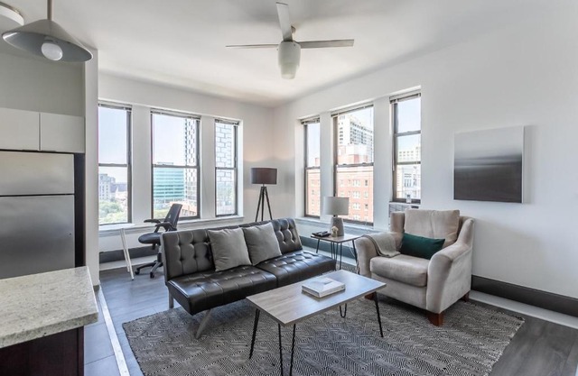 FRONTDESK 2 BR Apt by Harold Washington Park