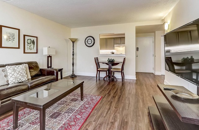 Frontdesk | Bright 1 BR in Washington Square