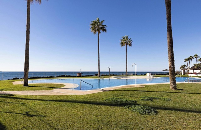 Frontline Beach 2 Bed Mi Capricho Apt, Private Garden with Sea Views