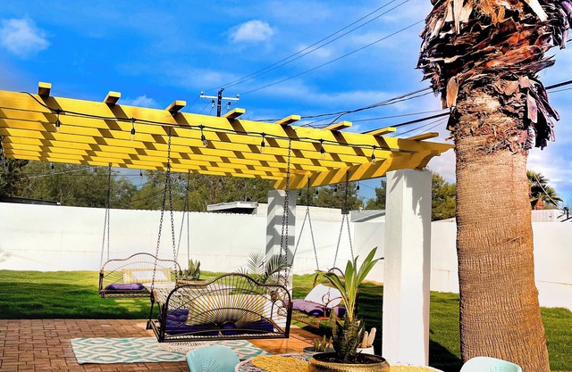 Full home, Pool/Hot-tub! Fun/Uniquen1 mile from Old Town!
