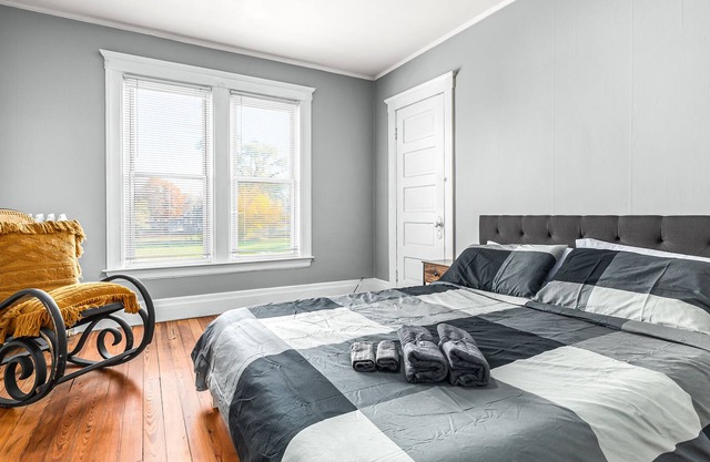 Full house sleeps 8 five min from downtown